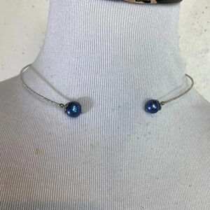 Silver tone wire choker‎ with blue pearls